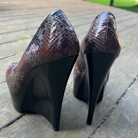 H by Halston Burgundy Embossed Snakeskin Vegan Leather Wedges Size 8M - Picture 5 of 11